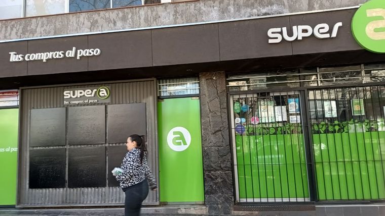 El local de calle Agustín Álvarez de Súper A arrancó el mes de septiembre cerrado por su venta Carrefour. El local de calle Agustín Álvarez de Súper A arrancó el mes de septiembre cerrado por su venta Carrefour.