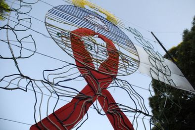 MDZol | Hoy la Plaza Independencia de nuestro centro mendocino, detenta el símbolo de la lucha contra el Sida Foto: Nacho Gaffuri / MDZ