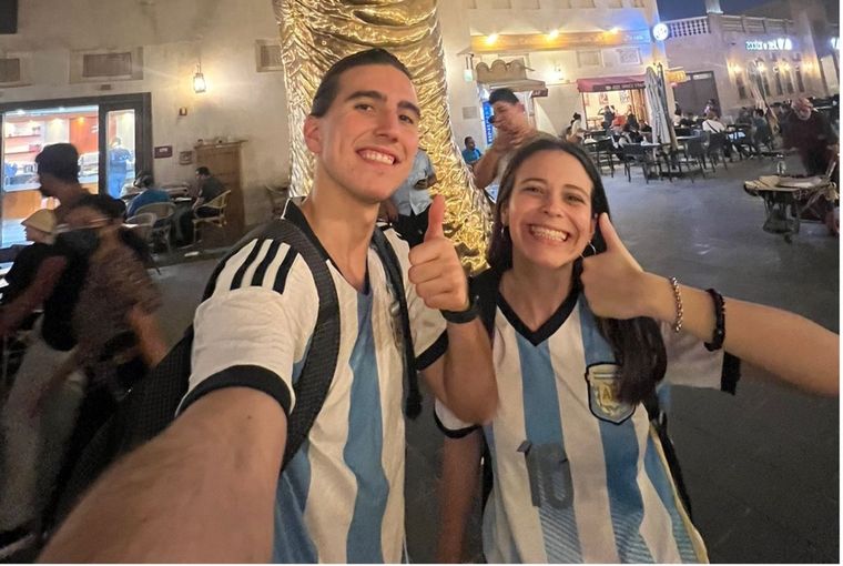 Santiago Dato y Ayelén Davadie, dos jóvenes de 24 años que palpitan el inicio del Mundial Foto: Gentileza