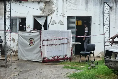 Un violento asalto ocurrido durante la madrugada de este viernes terminó con la vida de un jubilado de 80 años, que fue atacado a golpes dentro de su vivienda por los delincuentes. Un violento asalto ocurrido durante la madrugada de este viernes terminó con la vida de un jubilado de 80 años, que fue atacado a golpes dentro de su vivienda por los delincuentes.