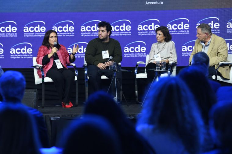 La competitividad y el desarrollo económico fueron analizados por referentes empresariales. La competitividad y el desarrollo económico fueron analizados por referentes empresariales.