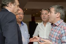 cobos acepta discutir, moreau no quiere neoliberales