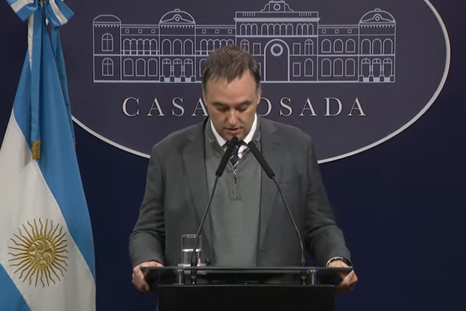 Manuel Adorni anunció en conferencia de prensa la disolución de la Dirección Nacional de Vialidad. Manuel Adorni anunció en conferencia de prensa la disolución de la Dirección Nacional de Vialidad.