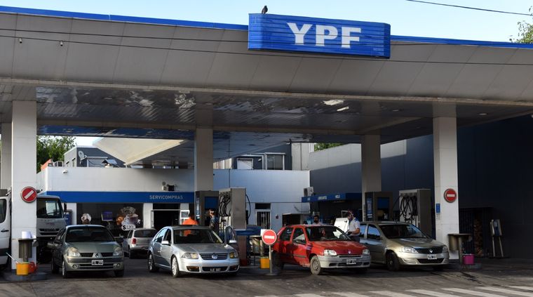 Los incrementos de la nafta corrieron en el año por detrás de la inflación, pero se dispararon mucho más en el caso del gasoil. Foto: ALF PONCE MERCADO / MDZ