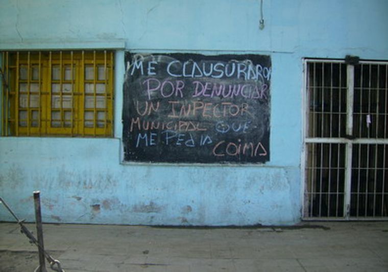 La denuncia está escrita en un pizarrón del negocio.