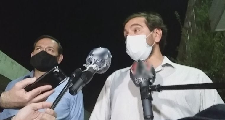 Equipo Vega (izquierda) y Alcaraz dieron información sobre el estado de la pesquisa.