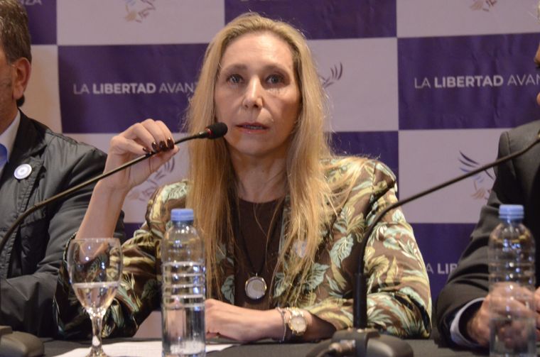 La presidenta de La Libertad Avanza, Karina Milei, no acepta la posibilidad de negociar con Jorge Macri en la Ciudad de Buenos Aires y se prepara para volver a golpear en octubre.