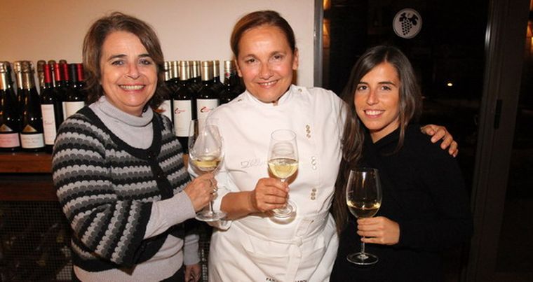 Ana Amitrano y Julia Zuccardi -las mujeres de la bodega- junto a Dolli Irigoyen, en pleno brindis. Foto: Nacho Gaffuri / MDZ