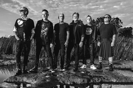 Los Pericos vuelven a fusionar el reggae y el rock en su nuevo álbum de estudio. Los Pericos vuelven a fusionar el reggae y el rock en su nuevo álbum de estudio.