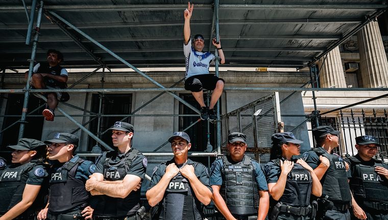 La marcha contra el DNU consiguió vencer el protocolo de Bullrich Foto: EFE