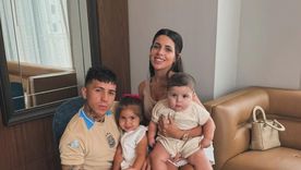 La pareja juntos a sus hijos. La pareja juntos a sus hijos.