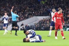Pedro Porro, del Tottenham, atiende a su compañero Rodrigo Bentancur mientras yace tendido en el suelo durante el partido de semifinales de la Copa de la Liga inglesa. Foto: EFE