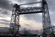 El icónico puente de Róterdam. Foto: Wikipedia.