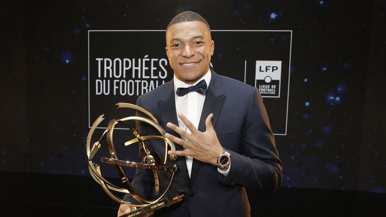 Mbappé con el premio a mejor jugador de la liga de Francia. Foto: @PSG_espanol