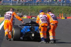 Los auxiliares empujan el auto de Colapinto. Foto: Captura Video