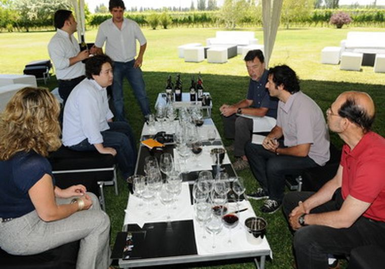 Los críticos brasileños visitaron la bodega Dominio del Plata. Foto: Pachy Reynoso / MDZ