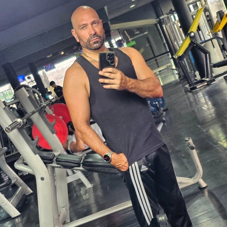 Tras superar un tumor y un cuadro crítico de Covid, el imitador sorprendió a todos con sus bíceps de acero. Tras superar un tumor y un cuadro crítico de Covid, el imitador sorprendió a todos con sus bíceps de acero. 