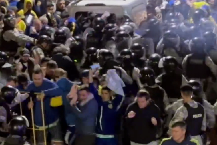 Caos en el ingreso de los hinchas de Boca a la cancha de Nacional en Uruguay