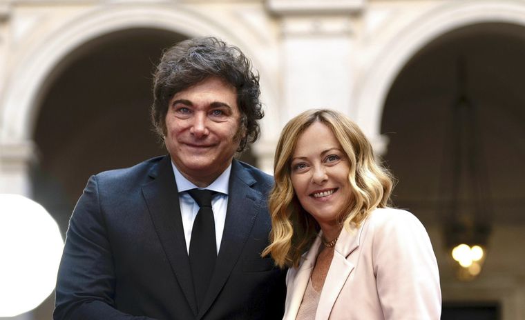 Javier Milei junto a Giorgia Meloni durante su encuentro en Roma en el marco de la firma del memorándum entre YPF y ENI para exportar GNL de Vaca Muerta.