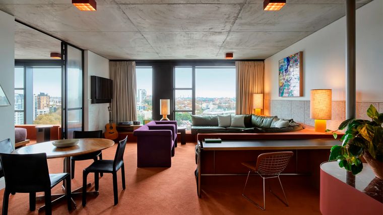 Diseñado por Flack Studio, el amplio espacio multifunción de este tipo de viviendas sirve para living, oficina en casa, bar y comedor, principalmente.