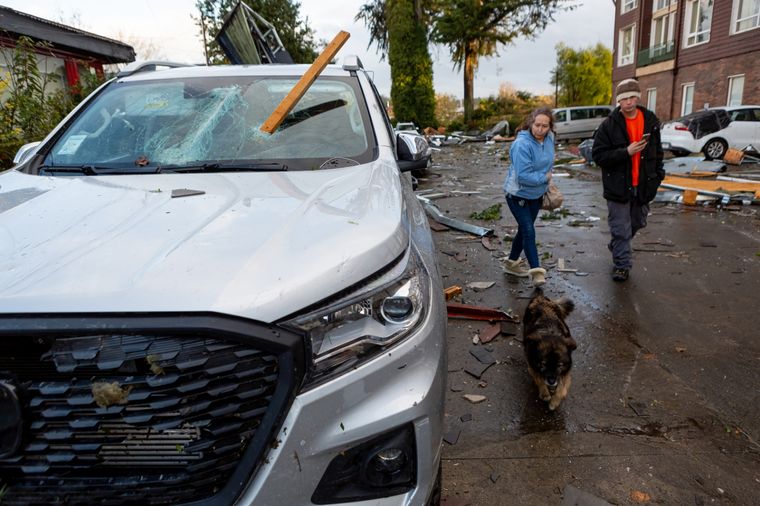 Personas observan los destrozos causados que dejó un tornado este domingo, en la ciudad de Puerto Varas (Chile). Foto: EFE