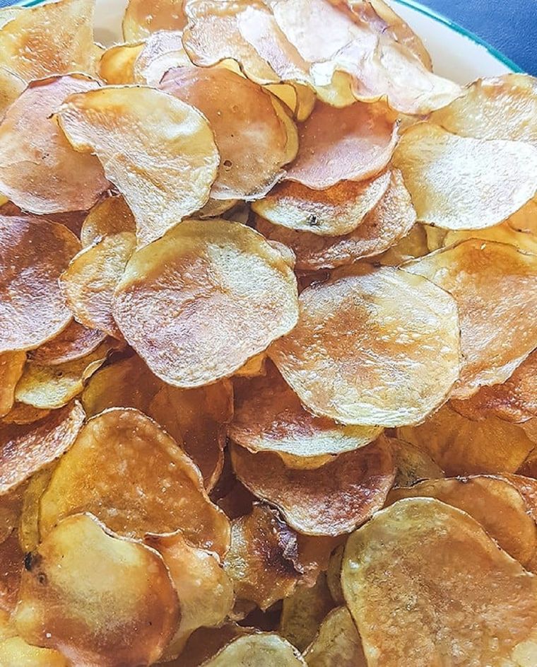 Es importante limpiar las papas con un cepillo, cortarlas con la mandolina y salarlas una vez que están cocidas porque sino se ablandan.