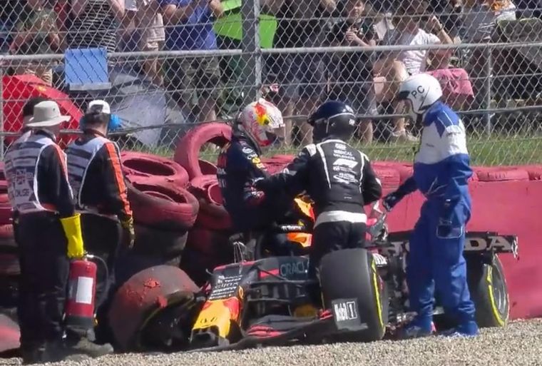 Momento en el que sacan a Max Verstappen del monoplaza luego del accidente. Foto: F1