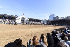 Después de ingresar durante la premiación del evento, los activistas fueron retirados rápidamente por las autoridades
