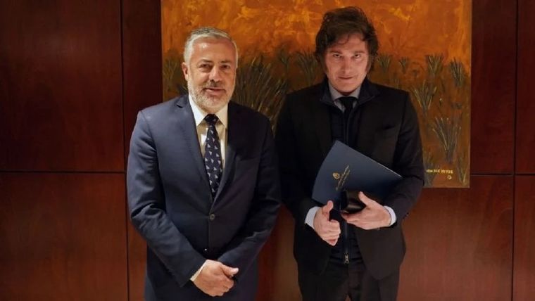 Javier Milei junto al gobernador de Mendoza, Alfredo Cornejo, el representante de las provincias en el Consejo de Mayo. Javier Milei junto al gobernador de Mendoza, Alfredo Cornejo, el representante de las provincias en el Consejo de Mayo.