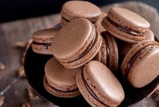 Admira estos deliciosos macarons super chocolatosos y, a su vez, livianos ¡son la perdición! Admira estos deliciosos macarons super chocolatosos y, a su vez, livianos ¡son la perdición!