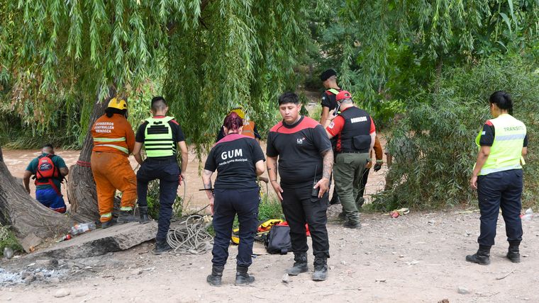Personal de Bomberos y del GUM trabajando en Las Heras en medio de operativo de búsqueda de la mujer y el hombre arrastrados por la corriente.&nbsp;