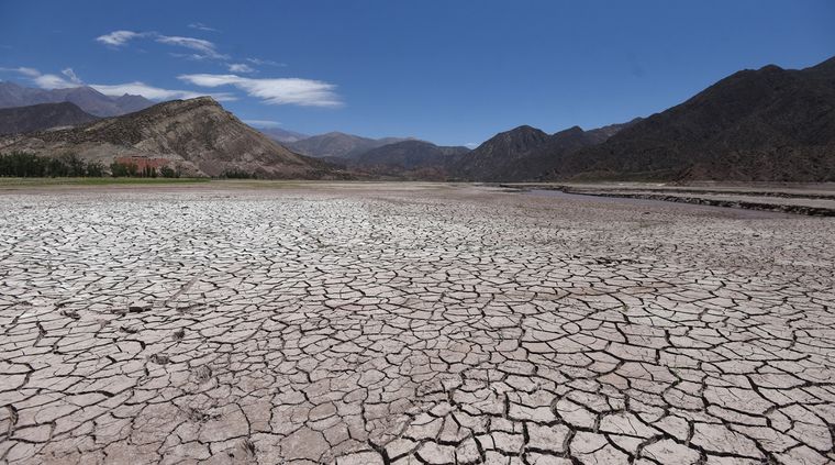 PREOCUPANTE Una llanura seca que dificilmente vuelva a ser el fondo de lago que por momentos era. Foto: Pachy Reynoso