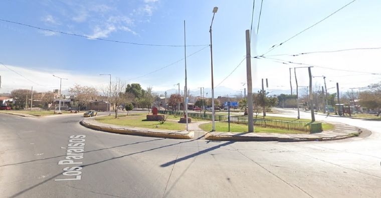 Los jóvenes esperaban a una mujer en la rotonda del barrio