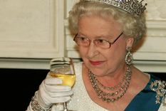 La Reina Isabel II y un vino que le gusta mucho.