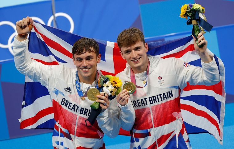 Thomas Daley y Maty Lee, la dupla británica que ganó la medalla dorada en saltos sincronizados. Foto: EFE