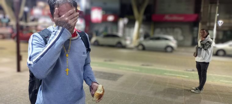 Marcos y su hermano pasan hambre y dicen estar cansados. No toman los remedios para evitar que les duela más. Foto: Pablo Icardi
