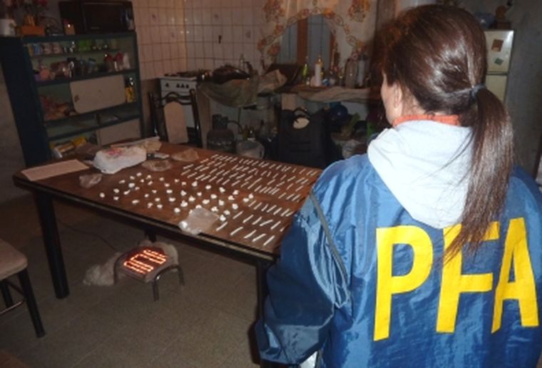 Sobre la mesa los porros y los envoltoios de cocaína.