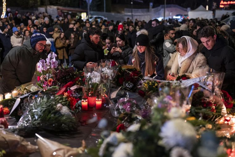 Velas encendidas y flores en memoria de las víctimas de incendio en Suiza Así recuerda Crans-Montana a quienes perdieron la vida en el incendio del bar “Le Constellation” durante la víspera de Año Nuevo.Fotos: EFE