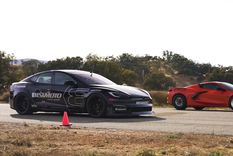 Tesla vs Corvette Foto: CarWow