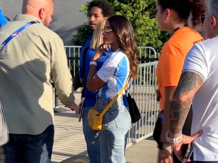 Anto Roccuzzo antes de ingresar a ver el partido Foto: Captura de video