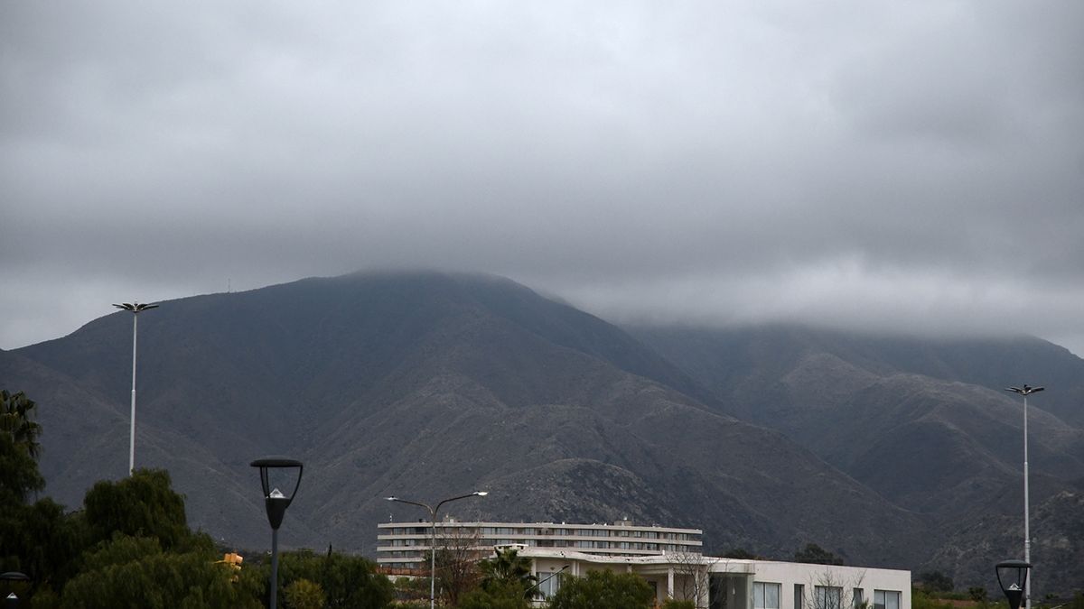 Pronóstico en Mendoza: alertas por lluvias y nevadas en alta montaña en un lunes frío e inestable