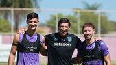 Gustavo Costas con los dos primeros refuerzos de jerarquía de Racing, Carboni y Miljevic. Ahora se suma un tercero. Gustavo Costas con los dos primeros refuerzos de jerarquía de Racing, Carboni y Miljevic. Ahora se suma un tercero.
