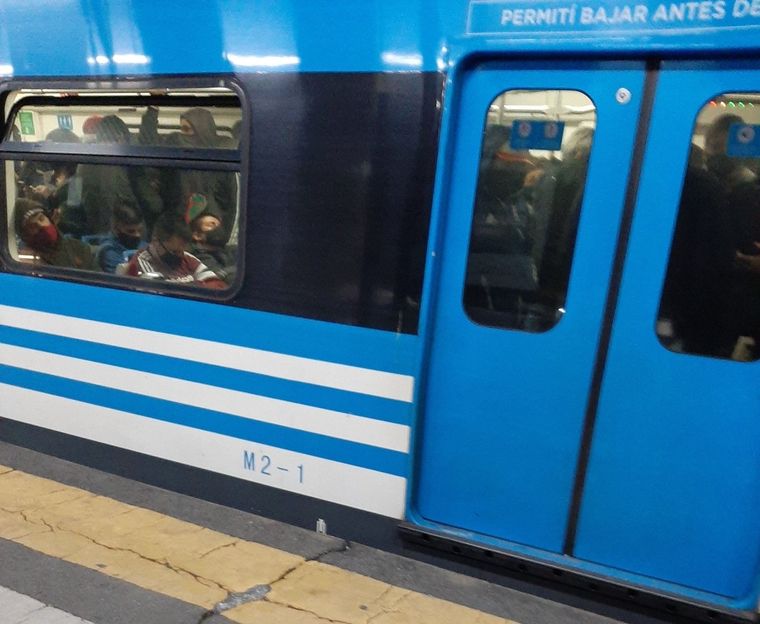 Los trenes siguen colapsados de gente en el AMBA