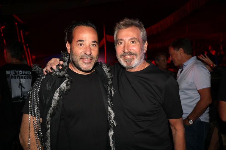 Soundtuary: la visión de varios empresarios y ejecutivos. En la foto, Adrián Yacopini junto a Daniel Vila, con quien compartió la mesa. Foto: MDZ