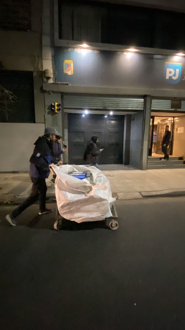 Juan Grabois presentó los avales para su candidatura en un carro de cartonero