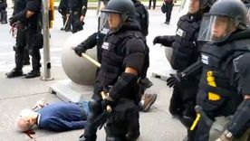 Un video muestra cómo dos agentes de policía empujan a un hombre en Búfalo, Nueva York, éste cae y termina herido en el suelo.