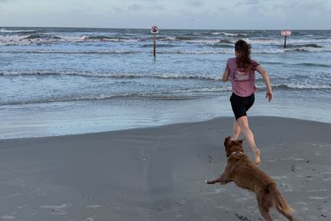 La astronauta volvió a encontrarse con su perro, que la esperaba con ansias. La astronauta volvió a encontrarse con su perro, que la esperaba con ansias.