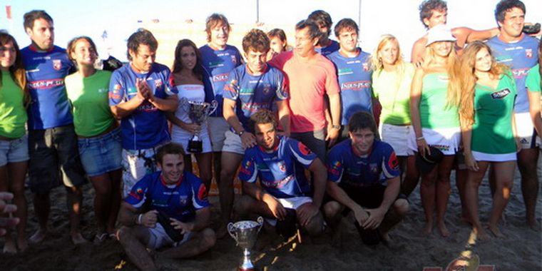 Los chicos de Belgrano con la copa de plata en el frente Foto: Gentileza