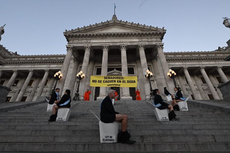 Los activistas se reunieron en las inmediaciones del Congreso. Foto: @Strejevich / X.