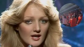 Bonnie Tyler, la cantante detrás de Jugadores, y la hinchada de Independiente, una de las últimas en entonarla.